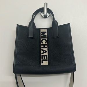 MICHAEL KORS Mini Crossbody Tote in black leather with logo strap